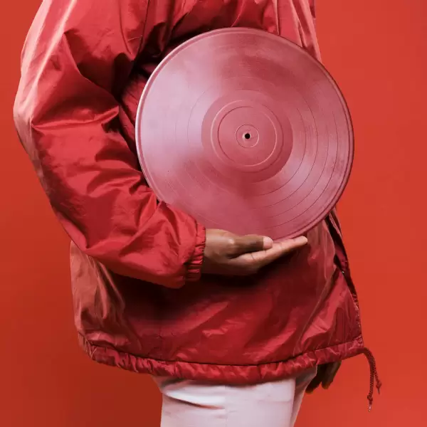 Почему виниловые пластинки надо хранить вертикально?