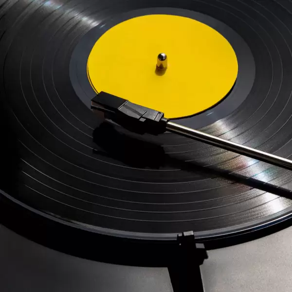 Правда ли, что цветной винил звучит хуже обычного черного? Разбираем главный миф коллекционеров