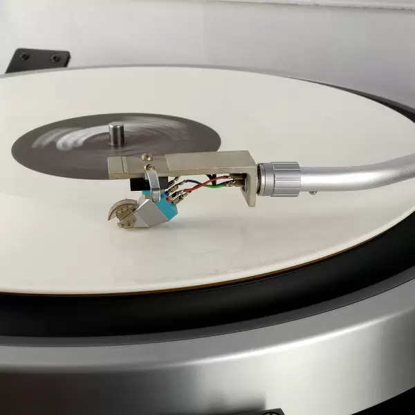 Как настроить вес прижима тонарма на виниловом проигрывателе Как настроить вес прижима тонарма на виниловом проигрывателе